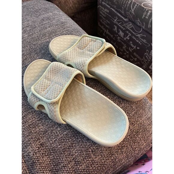 Vionic’s slippers women’s size 7 - Picture 4 of 7